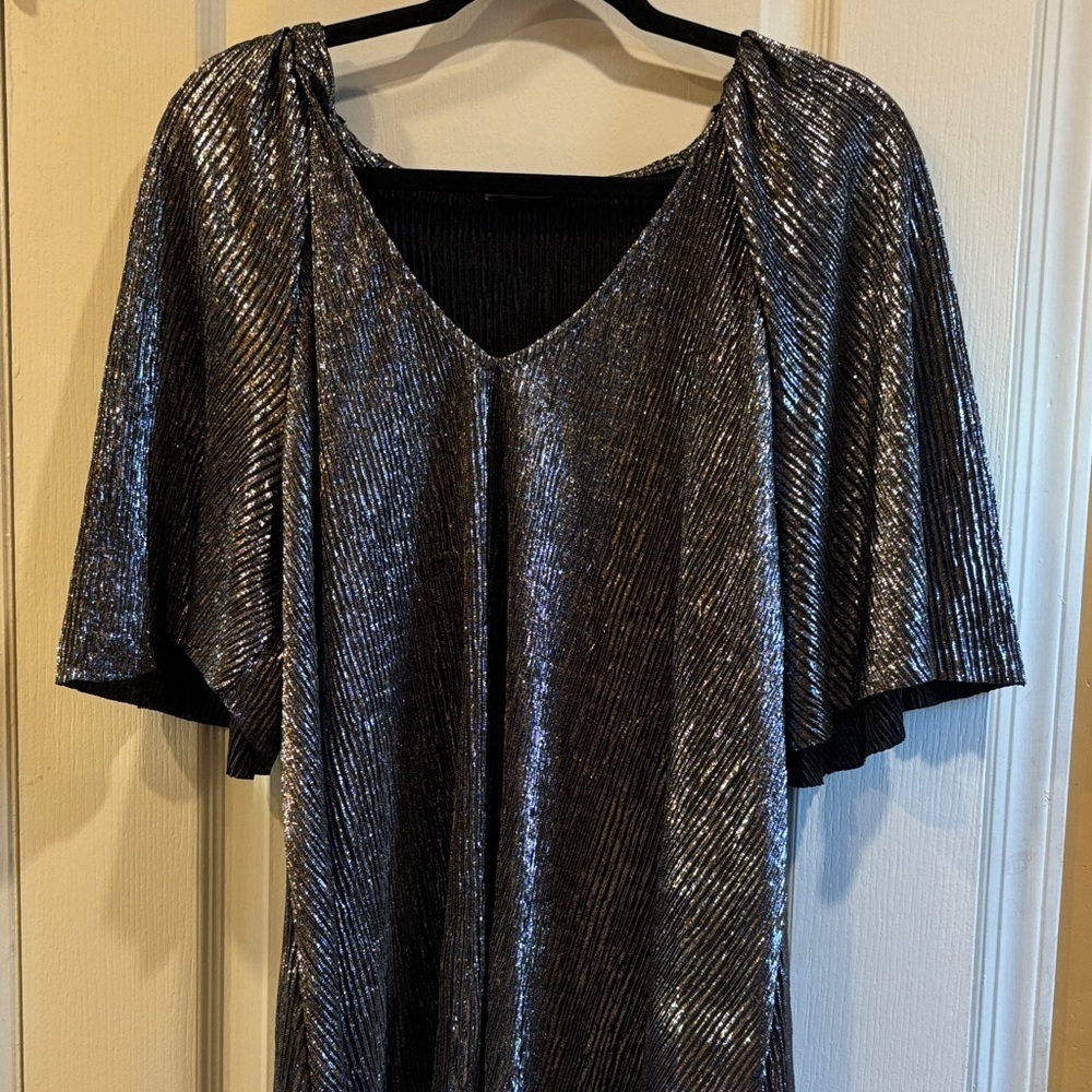 PAPAYA BRAND FROM THE UK… BLACK AND SILVER METALLIC BLOUSE WIDE SHORT SLEEVES